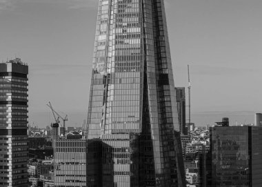 LONDON, İngiltere - OCAK 07, 2026 - Çömlek gökdeleni finans bölgesindeki diğer binaların arasında duruyor