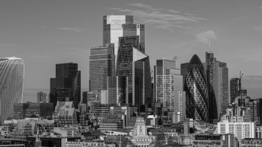 LONDON, İngiltere - 7 Ocak 2026 - Günbatımında ikonik gökdelenlerin yer aldığı modern Londra finans bölgesi silüeti