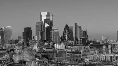 LONDON, İngiltere - 07 Ocak 2026 - Londra finans bölgesi gökdelenleri açık bir gökyüzü altında ikonik gökdelenler ile gökyüzü