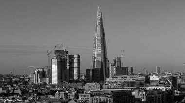 LONDON, İngiltere - 7 Ocak 2026 - Londra şehir manzarası modern mimari ve gökdelenlerle siyah beyaz