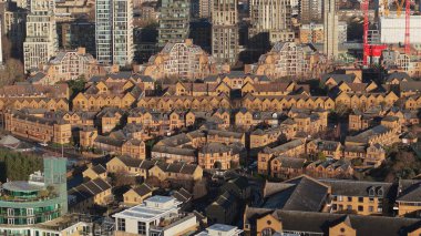 Açık gökyüzü ve güneş ışığı altındaki Londra yerleşim yerinin havadan görünüşü