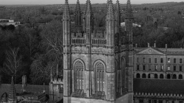 Magdalen Koleji Kulesi ve üniversite binaları Oxford 'da gotik mimari sergileniyor