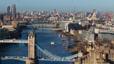 Londra şehir manzaralı Tower Bridge, Thames Nehri ve St. Paul Katedrali berrak bir gökyüzünün altında.