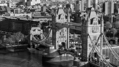 Tower Köprüsü Thames nehri boyunca şehir kıyılarını siyah beyaz birbirine bağlıyor.