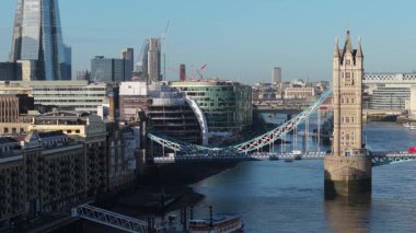 LONDON, UK - 8 HAZİRAN 2026 - Londra şehir merkezi Thames Nehri 'ni kaplayan Kule Köprüsü ve Arkaplanda Çömlek