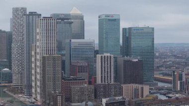 LONDON, UK - 8 Ocak 2026 - Canary Wharf Skyline Modern binalar ve yoğun bir nehir kanalı