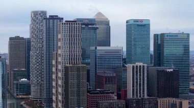 LONDON, UK - 8 Ocak 2026 - Canary Wharf Skyline Modern binalar ve yoğun bir nehir kanalı