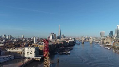 Muswell Hill, İngiltere - 10 Ocak 2026 - Birleşik Krallık 'ın başkenti Muswell Hill' de yoğun bir cadde, bina ve kırmızı otobüsleri görüntüleyen hava görüntüsü