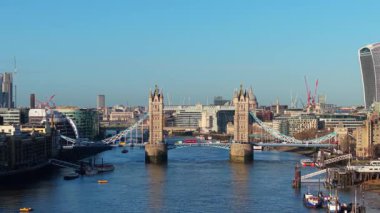 Muswell Hill, İngiltere - 10 Ocak 2026 - Birleşik Krallık 'ın başkenti Muswell Hill' de yoğun bir cadde, bina ve kırmızı otobüsleri görüntüleyen hava görüntüsü