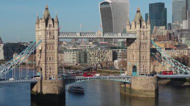 Muswell Hill, İngiltere - 10 Ocak 2026 - Birleşik Krallık 'ın başkenti Muswell Hill' de yoğun bir cadde, bina ve kırmızı otobüsleri görüntüleyen hava görüntüsü