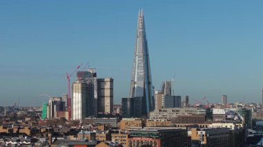 Muswell Hill, İngiltere - 10 Ocak 2026 - Birleşik Krallık 'ın başkenti Muswell Hill' de yoğun bir cadde, bina ve kırmızı otobüsleri görüntüleyen hava görüntüsü