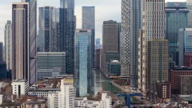 Muswell Hill, İngiltere - 10 Ocak 2026 - Birleşik Krallık 'ın başkenti Muswell Hill' de yoğun bir cadde, bina ve kırmızı otobüsleri görüntüleyen hava görüntüsü