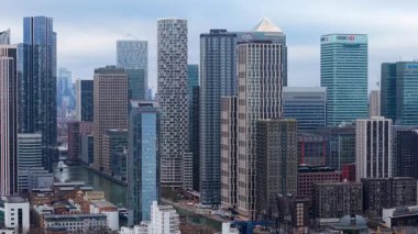 Muswell Hill, İngiltere - 10 Ocak 2026 - Birleşik Krallık 'ın başkenti Muswell Hill' de yoğun bir cadde, bina ve kırmızı otobüsleri görüntüleyen hava görüntüsü