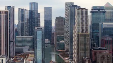 Muswell Hill, İngiltere - 10 Ocak 2026 - Birleşik Krallık 'ın başkenti Muswell Hill' de yoğun bir cadde, bina ve kırmızı otobüsleri görüntüleyen hava görüntüsü