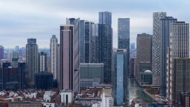 Muswell Hill, İngiltere - 10 Ocak 2026 - Birleşik Krallık 'ın başkenti Muswell Hill' de yoğun bir cadde, bina ve kırmızı otobüsleri görüntüleyen hava görüntüsü