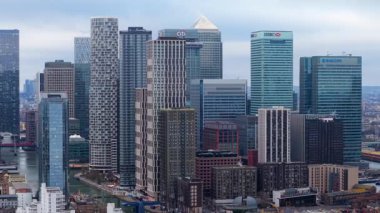 Muswell Hill, İngiltere - 10 Ocak 2026 - Birleşik Krallık 'ın başkenti Muswell Hill' de yoğun bir cadde, bina ve kırmızı otobüsleri görüntüleyen hava görüntüsü