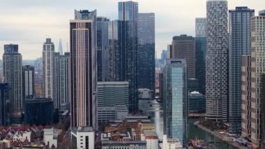 Muswell Hill, İngiltere - 10 Ocak 2026 - Birleşik Krallık 'ın başkenti Muswell Hill' de yoğun bir cadde, bina ve kırmızı otobüsleri görüntüleyen hava görüntüsü