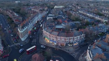 Muswell Hill, İngiltere - 10 Ocak 2026 - Birleşik Krallık 'ın başkenti Muswell Hill' de yoğun bir cadde, bina ve kırmızı otobüsleri görüntüleyen hava görüntüsü