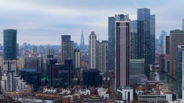 Muswell Hill, İngiltere - 10 Ocak 2026 - Birleşik Krallık 'ın başkenti Muswell Hill' de yoğun bir cadde, bina ve kırmızı otobüsleri görüntüleyen hava görüntüsü