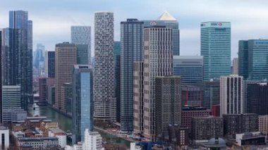 Muswell Hill, İngiltere - 10 Ocak 2026 - Birleşik Krallık 'ın başkenti Muswell Hill' de yoğun bir cadde, bina ve kırmızı otobüsleri görüntüleyen hava görüntüsü