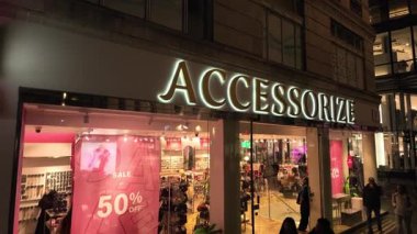 LONDON, UK - 8 HAZİRAN 2026 - Londra 'da moda aksesuarları ve satış promosyonları sunan mağaza aksesuarları