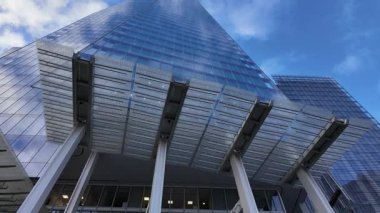 LONDON, İngiltere - 8 Ocak 2026 - Londra 'daki Çömlek Gökdeleninde mavi gökyüzüne karşı modern cam cephe detayları gösteriliyor