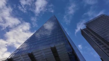 LONDON, İngiltere - 8 Ocak 2026 - Çömlek Bina bulutlu mavi gökyüzüne karşı Londra siluetine hakim