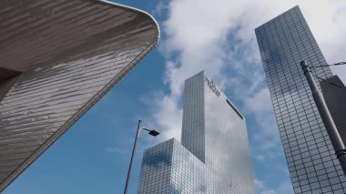 ROTTERDAM, NETHERLANDS - 13 Eylül 2025 - Rotterdam 'daki modern cam gökdelenler ve modern mimari mavi gökyüzüne karşı