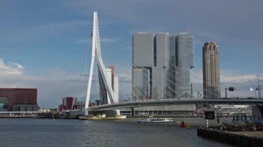 ROTTERDAM, NETHERLANDS - 13 Eylül 2025 - Çağdaş mimari ve Rotterdam 'daki Nieuwe Maas' ı kapsayan Erasmus Köprüsü