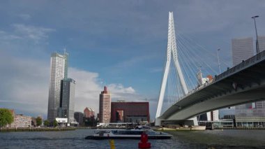 ROTTERDAM, NETHERLANDS - 13 Eylül 2025 - Erasmus Köprüsü, yüksek binalar ve Nieuwe Maas Nehri üzerindeki tekne