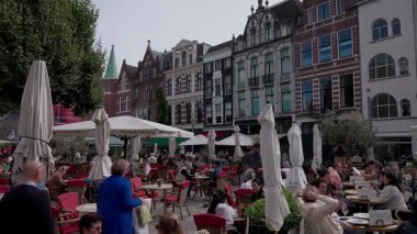 HAG, NETHERLANDS - 14 Eylül 2025 - İnsanlar Lahey şehir merkezindeki meydandaki açık kafelerde yemek ve içeceklerden keyif alıyorlar