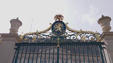 HAGUE, NETHERLANDS - 14 Eylül 2025 - Lahey 'deki Noordeinde Sarayı' nın dekoratif altın saray kapısı