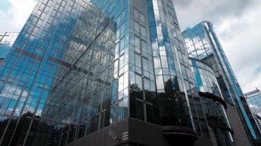 BRÜKSEL, BELGIUM - 12 Eylül 2025 - Brüksel 'deki Avrupa Parlamentosu' nun çağdaş cam mimarisi