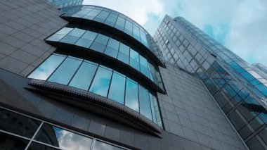 BRÜKSEL, BELGIUM - 12 Eylül 2025 - Brüksel 'de Avrupa Parlamentosu' nun bulutlu bir gökyüzü ile çağdaş cam cephesi