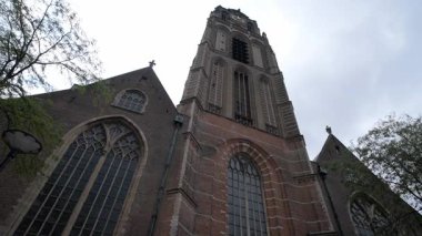 ROTTERDAM, NETHERLANDS - 13 Eylül 2025 - Rotterdam 'da tarihi taş duvarları ve uzun kemerli pencereleri olan gotik tarzda Laurenskerk
