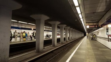 ROTTERDAM, NETHERLANDS - 13 Eylül 2025 - Yolcular Rotterdam metro istasyonunda modern bir metro istasyonunda bekliyorlar