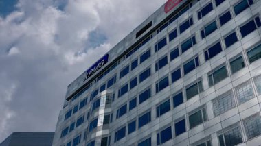 ROTTERDAM, NETHERLANDS - 13 Eylül 2025 KPMG şirket logosu ile Rotterdam 'daki çağdaş cam ofis binası