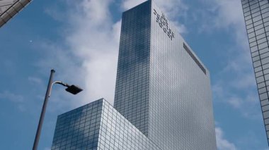 ROTTERDAM, NETHERLANDS - 13 Eylül 2025 - Rotterdam 'daki Delftse Poort gökdeleninin cam cephesi mavi gökyüzünü yansıtıyor