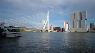 ROTTERDAM, NETHERLANDS - 13 Eylül 2025 - Erasmus Köprüsü şehir manzarası ve Rotterdam, Hollanda 'da yüksek gökdelen