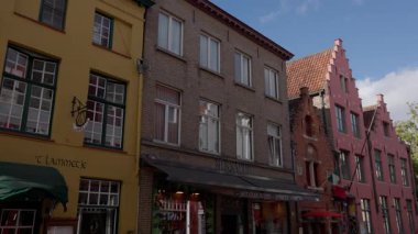 BRUGES, BELGIUM - 15 Eylül 2025 - Belçika 'nın orta kesiminde canlı cepheli geleneksel Flaman tarzı binalar
