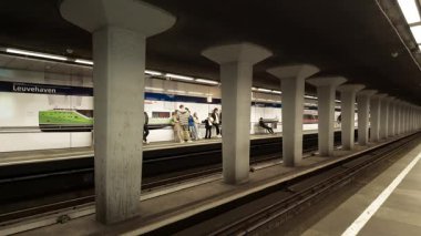 ROTTERDAM, NETHERLANDS - 13 Eylül 2025 - Leuvehaven Rotterdam metro platformunda insanlar treni beklerken