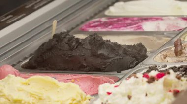 Rotterdam 'daki bir dükkanda çeşitli dondurma çeşitleri sergileniyor.