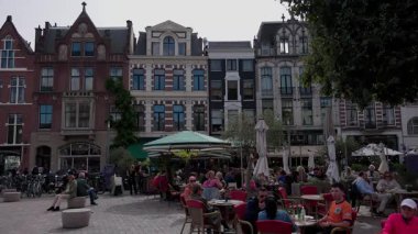 HAGUE, NETHERLANDS - 14 Eylül 2025 - İnsanlar Lahey 'in orta kesimindeki canlı bir açık hava kafede içki ve sohbetten zevk alırlar.