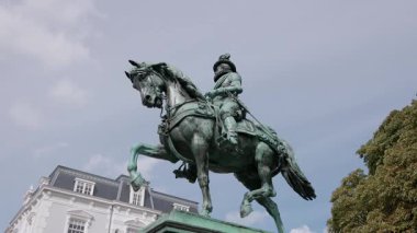 HAG, NETHERLANDS - 14 Eylül 2025 - Lahey 'deki Bronz binicilik heykeli bulutlu bir gökyüzü zeminine karşı duruyor