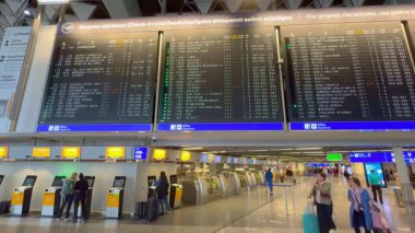 Frankfurt Havaalanı 'nda kalkış masası - FRANKFURT, GERMANY - 27 Ekim 2023