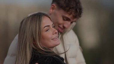 Genç bir çift Paris 'te romantik bir ortamda kucaklaşır. Erkek ve kadın, sevgi ve bağlarını göstermek için açık havada kucaklaşırlar..