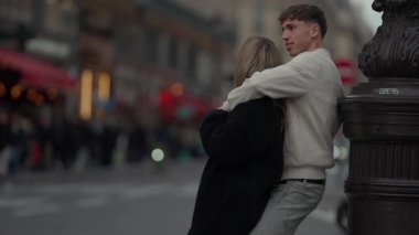 Genç bir çift Paris 'te bir sokak köşesinde kucaklaşıyor. Aşıklar klasik bir sokak lambasının yanında sarılıyorlar. Aşıklar şehrinde romantik bir anı paylaşıyorlar..