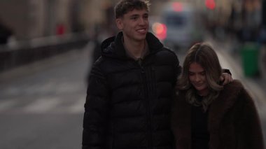 Genç bir çift Paris 'te bir cadde boyunca yürür. El kamerası, aşk şehrinde birlikte yürürken romantik atmosferi yakalar..