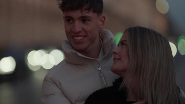 Genç bir çift gece Paris 'te Bokeh ışıklarıyla sarılıp romantik bir ortam yaratıyor. Arka planda Eyfel Kulesi görünüyor. Klipte kadın ve erkek arasındaki sevgiyi yavaş çekimde vurguluyor..