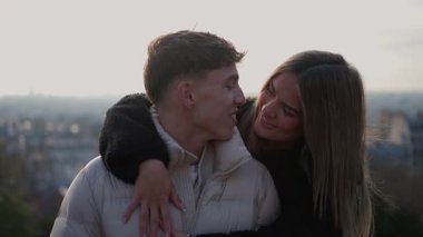 Paris 'te genç bir çift şehir planıyla kucaklaşır kadın, erkeğin arkasından sarılır Avrupa' da bir ortamda sevgi ve şefkat iletir..